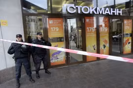 Nhân viên an ninh gác tại Trung tâm thương mại Stockmann ở Saint Petersburg sau khi sơ tán người dân cùng các nhân viên vì nhận được điện thoại đe dọa đánh bom hồi tháng 9. (Nguồn: AFP/TTXVN)