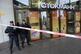 Nhân viên an ninh gác tại Trung tâm thương mại Stockmann ở Saint Petersburg sau khi sơ tán người dân cùng các nhân viên vì nhận được điện thoại đe dọa đánh bom hồi tháng 9. (Nguồn: AFP/TTXVN)