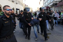 Cảnh sát Israel khống chế người biểu tình bạo động tại Đông Jerusalem ngày 9/12. (Nguồn: THX/TTXVN)