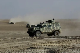 Liên minh các chiến binh người Arab và người Kurd do Mỹ hậu thuẫn mở cuộc truy quét các tay súng IS gần làng Bir Fawaz, cách Raqa khoảng 20km ngày 8/2. (Nguồn: AFP/TTXVN)