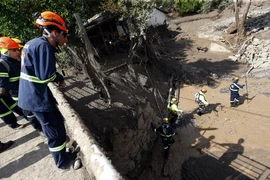 Nhân viên cứu hộ Chile tìm kiếm nạn nhân mất tích sau trận mưa lớn gây lở đất ở San Jose de Maipo, gần Santiago, ngày 26/2. (Nguồn: EPA/TTXVN)