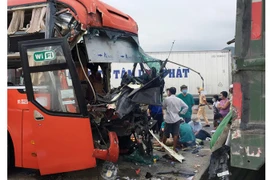 Đầu xe giường nằm nát bét sau vụ tai nạn. (Ảnh: Công Thử/TTXVN)