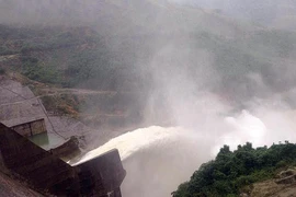 Công trình thủy điện Đakđrinh, Quảng Ngãi tiến hành xả điều tiết nước lòng hồ với lưu lượng xả qua tràn 140m3/s . (Ảnh: Nguyễn Đăng Lâm/TTXVN)