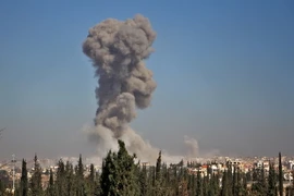 Khói bốc lên từ khu vực phía tây nam Aleppo. (Nguồn: AFP/ TTXVN)