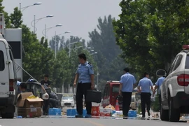 Cảnh sát Trung Quốc điều tra tại hiện trường một đánh bom tại trường mầm non ở tỉnh Giang Tô. (Nguồn: AFP/TTXVN)