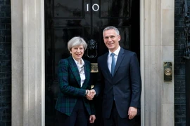  Thủ tướng Anh Theresa May (trái) và Tổng Thư ký Tổ chức Hiệp ước Bắc Đại Tây Dương Jens Stoltenberg (phải) tại nhà số 10 phố Downing ngày 10/5. (Nguồn: EPA/TTXVN)
