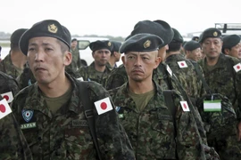 Các thành viên thuộc Các Lực lượng Phòng vệ Nhật Bản. (Nguồn: AP/TTXVN)