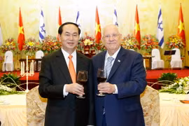 Chủ tịch nước Trần Đại Quang và Tổng thống Israel Reuven Ruvi Rivlin tại Tiệc chiêu đãi. (Ảnh: Nhan Sáng/TTXVN)