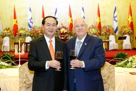 Chủ tịch nước Trần Đại Quang và Tổng thống Israel Reuven Ruvi Rivlin tại Tiệc chiêu đãi. (Ảnh: Nhan Sáng/TTXVN)