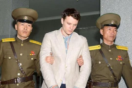  Otto Frederick Warmbier (giữa) bị cảnh sát áp giải tới phiên xét xử của Tòa án tối cao Triều Tiên ở Bình Nhưỡng ngày 16/3/2016. (Nguồn: Reuters/TTXVN)