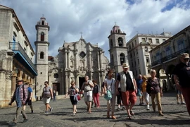 Khách du lịch thăm quan khu Plaza de la Cathedral tại thủ đô La Habana, Cuba ngày 22/3. (Nguồn: EPA/TTXVN)