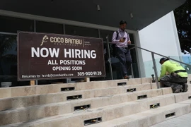 Bảng cần thuê nhân viên bên ngoài một nhà hàng ở Miami, Florida, Mỹ ngày 6/7. (Nguồn: AFP/TTXVN)