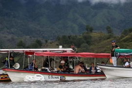  Lực lượng cứu hộ tìm kiếm người mất tích sau vụ chìm tàu. (Nguồn: AFP/TTXVN)