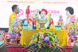 Trình diễn lên đồng. (Ảnh: Dương Trí/Vietnam+)