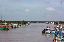Tàu cá neo đâu trên sông Cái Bé-Cái Lớn, Kiên Giang. (Ảnh: Lê Sen/TTXVN)