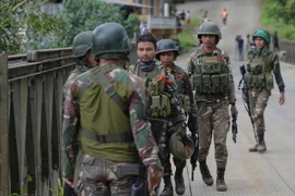 Các binh sỹ Philippines tuần tra ở ngoại ô Marawi, đảo Mindanao ngày 28/6. (Nguồn: AFP/TTXVN)