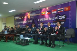 Đại sứ các nước ASEAN và đại diện nước chủ nhà Campuchia tại cuộc họp báo. (Ảnh: Phan Minh Hưng/TTXVN)