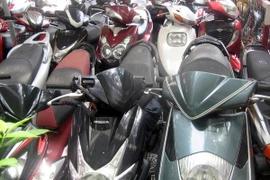 Các xe máy tang vật trong một vụ án phá đường dây tiêu thụ xe gian. (Ảnh: Thế Vinh/TTXVN)