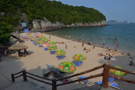Bãi biển Cát Bà. (Ảnh: Thanh Hà/TTXVN)