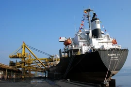 Tàu PACIFIC vào ăn than tại cảng Cẩm Phả, Quảng Ninh. (Ảnh: Văn Đức/TTXVN)