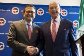 Bộ trưởng Thương mại Mỹ Wilbur Ross (phải) và Bộ trưởng Kinh tế Mexico Ildefonso Guajardo Villarreal . (Nguồn: AFP/TTXVN)