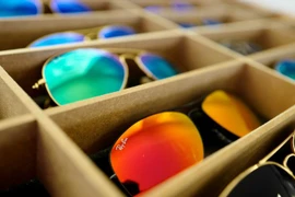 Kính mát Ray Ban, một thương hiệu Luxottica sở hữu, được bày bày tại một cửa hàng ở Hanau, Đức. (Nguồn: Reuters)