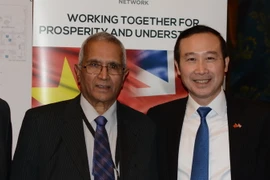 Đại sứ Nguyễn Văn Thảo (thứ 2 từ phải qua) cùng các đại biểu tham dự cuộc mặt thường niên của Mạng lưới Việt Nam-Anh. (Nguồn: vietnamuknetwork.org.uk)