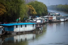 Tàu bè neo đậu trên một con sông ở Thượng Hải, Trung Quốc. (Nguồn: AFP/TTXVN)