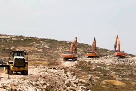 Các công nhân Israel sử dụng máy xúc mở đường, chuẩn bị cho việc xây dựng khu định cư Amichai ở Bờ Tây ngày 21/6. (Nguồn: EPA/TTXVN)
