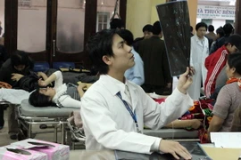 Cấp cứu người bị tai nạn giao thông. (Ảnh: Dương Ngọc/TTXVN)