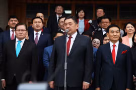 Ứng viên Tổng thống Miyegombo Enkhbold (giữa, trước) trong cuộc họp Ulan Bator ngày 26/6. (Nguồn: THX/TTXVN)