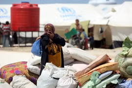 Người dân sơ tán từ Raqa tại một ngôi làng ở miền bắc Syria ngày 3/6. (Nguồn: AFP/TTXVN)