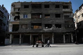 Cảnh yên bình trên một con phố ở Douma, ngoại ô phía đông thủ đô Damascus ngày 6/5, sau khi thỏa thuận thiết lập vùng an toàn có hiệu lực. (Nguồn: AFP/TTXVN)