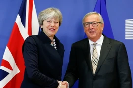  Thủ tướng Anh Theresa May và Chủ tịch Chủ tịch Ủy ban châu Âu (EC) Jean-Claude Juncker. (Nguồn: THX/TTXVN)