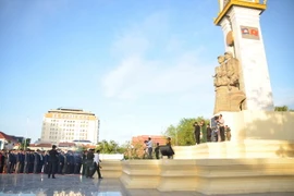 Đặt vòng hoa tưởng niệm các Anh hùng liệt sỹ tại Đài Hữu nghị Việt Nam-Campuchia tại Phnom Penh. (Ảnh: Phan Minh Hưng/TTXVN)