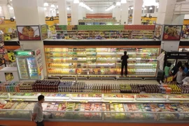 Khách hàng mua sắm tạin một siêu thị ở Singapore. (Nguồn: EPA/TTXVN)