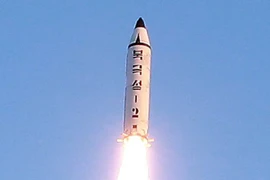 Tên lửa đạn đạo tầm trung Pukguksong-2 của Triều Tiên được phóng từ căn cứ không quân Banghyon, tỉnh Bắc Pyongan ngày 12/2. (Nguồn: YONHAP/TTXVN)