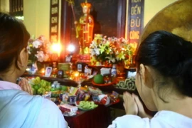 Tỏ lòng thành kính, cầu mong những điều tốt lành. (Ảnh: Minh Quyết/TTXVN)