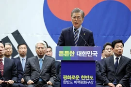  Ứng cử viên Moon Jae-In (giữa) phát biểu trong cuộc họp báo ở Seoul ngày 23/4. (Nguồn: EPA/TTXVN)