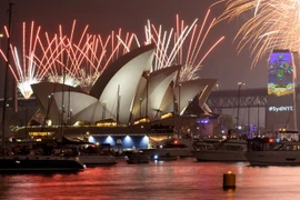Màn bắn pháo hoa chào đón Năm mới ở Sydney. (Nguồn: AFP/TTXVN)