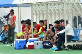 Nỗi buồn của Ban huấn luyện sau trận thua U22 Thái Lan. (Ảnh: Quốc Khánh/TTXVN)