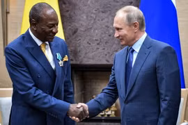 Tổng thống Nga Vladimir Putin và người đồng cấp Guines Alpha Conde. (Nguồn: AFP/TTXVN)