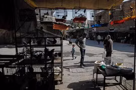  Cảnh yên bình trên một con phố ở Douma, ngoại ô phía đông thủ đô Damascus ngày 6/5, sau khi thỏa thuận thiết lập vùng an toàn có hiệu lực. (Nguồn: AFP/TTXVN)