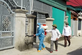 Phun thuốc diệt muỗi tại Thạch Hà, Hà Tĩnh. (Ảnh: Công Tường/TTXVN)