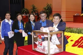 Các đại biểu bỏ phiếu bầu Ban Chấp hành Trung ương Đoàn khóa XI. (Ảnh: TTXVN)