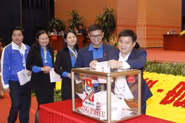 Các đại biểu bỏ phiếu bầu Ban Chấp hành Trung ương Đoàn khóa XI. (Ảnh: TTXVN)