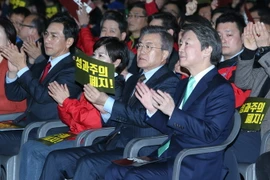 Nghị sĩ Ahn Cheol-soo (phải) tại một sự kiện ở Goyang, bắc Seoul ngày 18/3. (Nguồn: EPA/TTXVN)