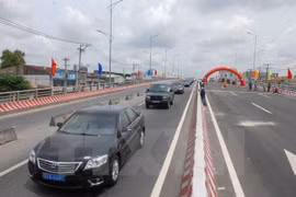 Cầu vượt nút giao thông Quốc lộ 1 và Tỉnh lộ 10 trong ngày thông xe. (Ảnh minh họa: Mạnh Linh/TTXVN)