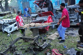 Chuyển thi thể nạn nhân thiệt mạng tại hiện trường vụ đánh bom xe. (Nguồn: AFP/TTXVN)