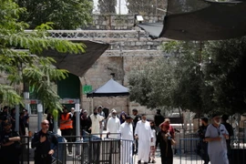 Các tín đồ Hồi giáo đi qua máy dò kim loại tại khu vực lối vào đền thờ Al-Aqsa ở Jerusalem ngày 23/7. (Nguồn: AFP/TTXVN)